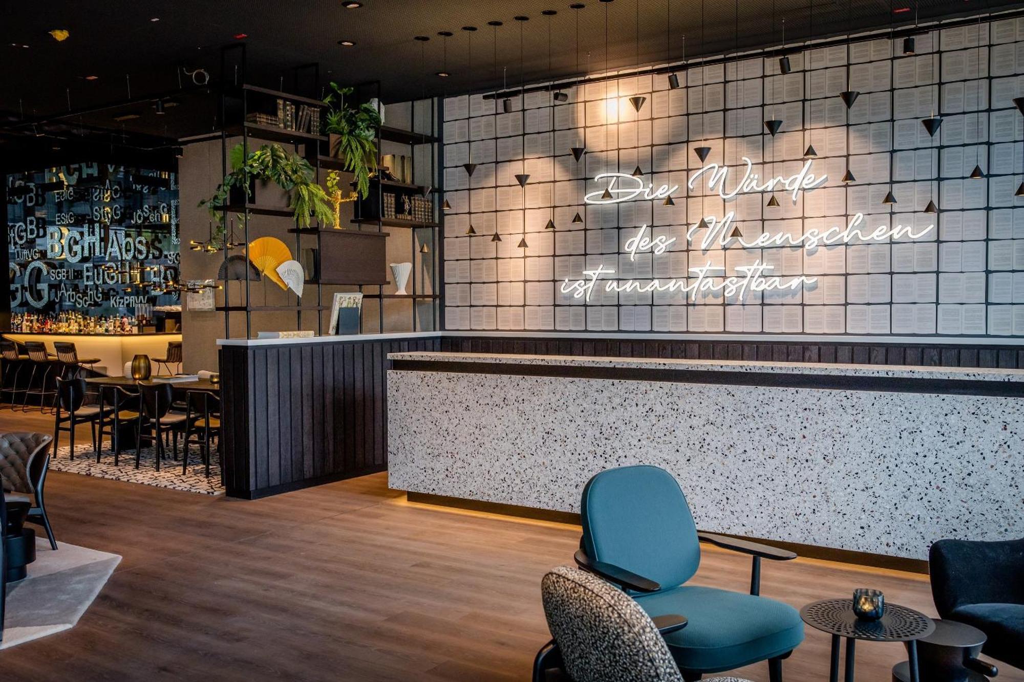 Motel One คาร์ลสรูเฮอ ภายนอก รูปภาพ
