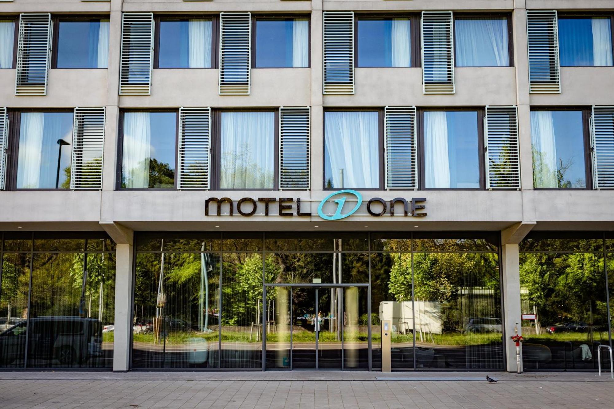 Motel One คาร์ลสรูเฮอ ภายนอก รูปภาพ