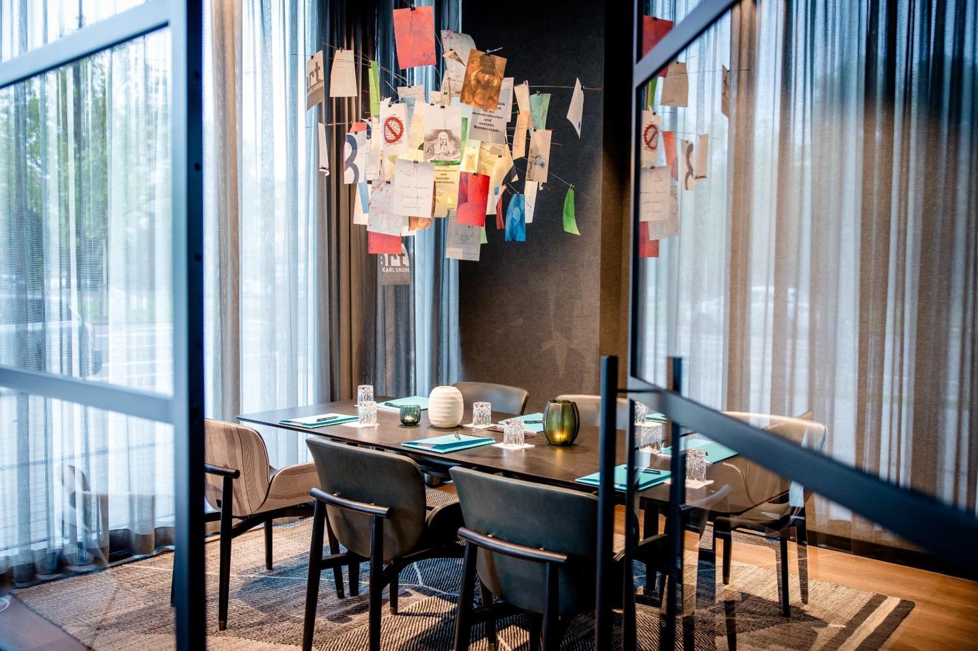 Motel One คาร์ลสรูเฮอ ภายนอก รูปภาพ